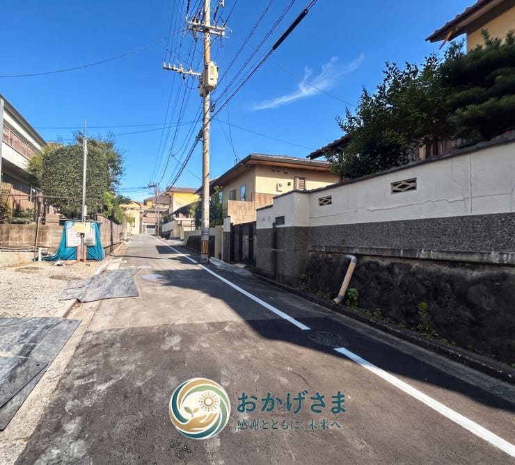 【前面道路】
閑静な住宅街の様子。電柱が立ち並び、空が広がる穏やかな風景です。
