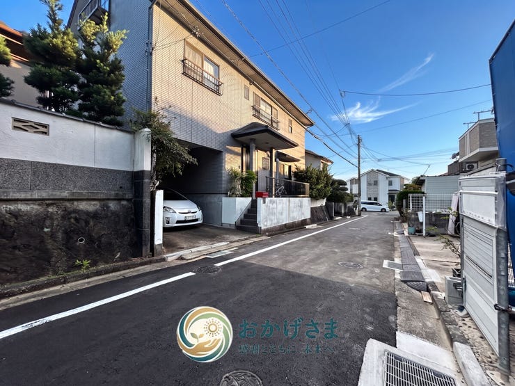 【前面道路】
綺麗に舗装された前面道路と周辺の街並み。落ち着いた住宅街で穏やかな暮らしが送れます。