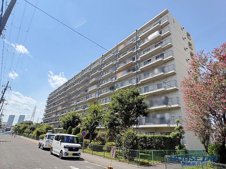 【外観】
阪急「高槻市」駅徒歩18分の場所に位置するマンションです。周辺にはスーパーやコンビニ、総合病院があるため住環境も良好です。