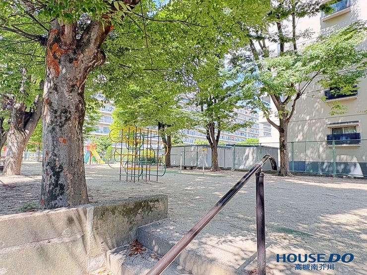 マンションのすぐ横には公園があります。