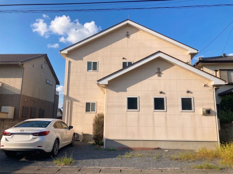 【外観】
外観
太陽光パネル3.7kW搭載の2階建て住宅。
リビング吹抜けが生み出す開放感も魅力です。
