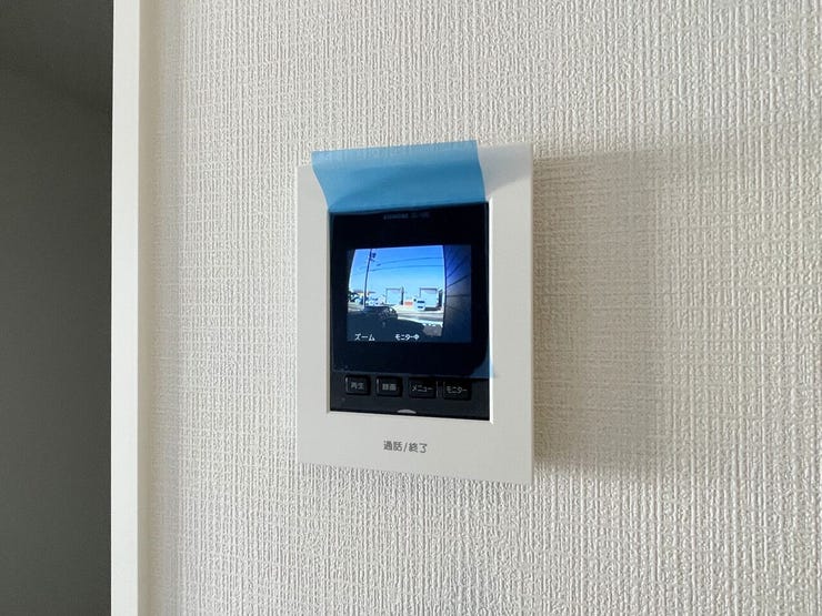 ○カラーモニター付インターホン○ 同仕様
不在時の訪問は自動で録画されます。
訪問者の顔が確認できるのでお子様の留守番にも安心です♪