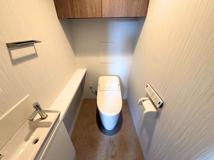 <トイレ>
カウンターや手洗いもある快適なトイレ空間。
上部には収納スペースも完備されています。