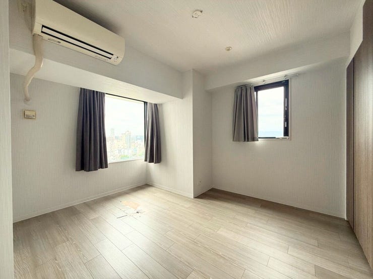 <洋室約7.2帖>
2面採光のあるお部屋。収納スペースも広いので主寝室としてもおすすめです。