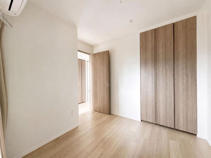 <洋室約5帖>
子ども部屋やワークスペース、趣味のお部屋など、多彩な用途で活用できる使い勝手の良いお部屋です。