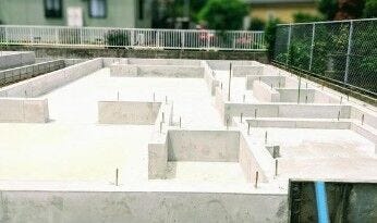 地面をコンクリートで全面的に覆うベタ基礎を採用。不同沈下に強く、湿気やシロアリ対策にも優れた、安心感の高い基礎構造です。長く快適に住まえる住まいを支えます。