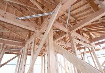接合部には専用金物を使用し、柱・梁を強固に固定。地震や台風時の揺れに強く、構造の安定性を高めています。見えない部分にもこだわった安心の施工です。