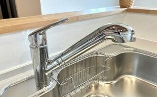 ■浄水器一体型シャワー水栓■
食器や野菜などの水洗いがスムーズにこなせるハンドシャワーのついた水栓。浄水器一体型なので便利です。