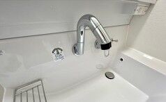 ■洗面台■
底が広く大容量で水汲みもしやすいひろびろボウル。壁付け水栓だからお手入れもしやすく、左右に180度回転するので家事がしやすい。