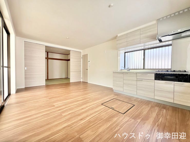 ■安らぎと笑顔の中心地■陽光が優しく降り注ぎ、会話が自然と弾む。ここでは、毎日が特別な時間へと変わります。