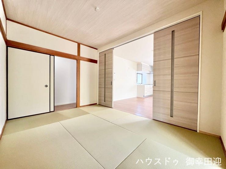 ■6帖和室①■ゲストをもてなし、昼寝や家事にも使える、畳のぬくもりが心地よい多目的万能スペース。