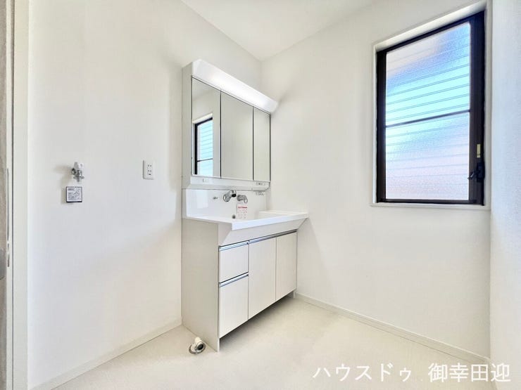 ■清々しいリフレッシュ空間■自分を磨き、気持ちを切り替える。心地よい光が差し込むプライベートスペース。