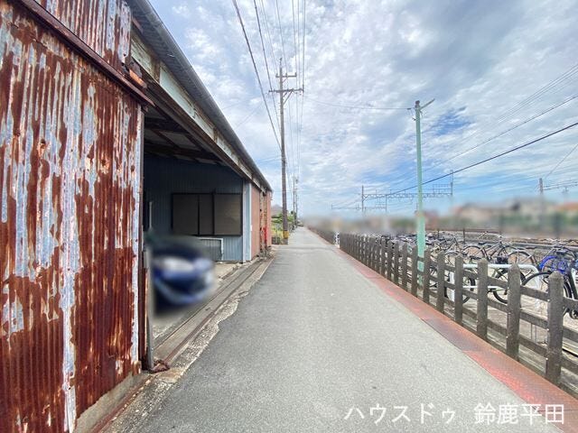 【西側約3.0m前面道路】車1台が通れる道幅で、車通りが少ないのでゆっくり安心して走行できます。(2026年7月26日 撮影)