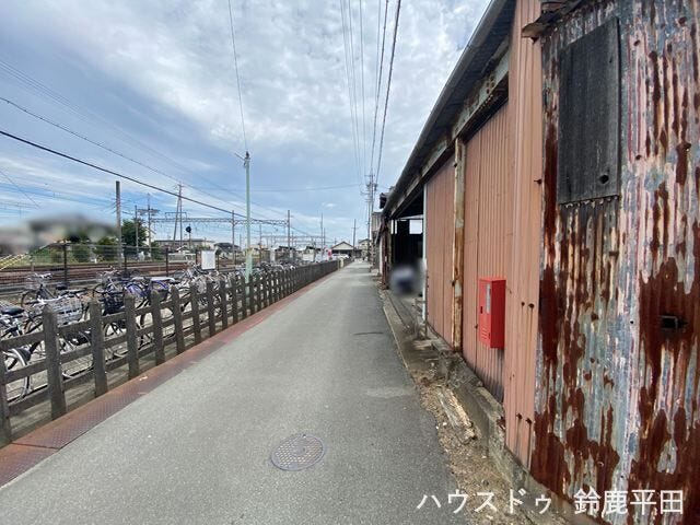 【西側約3.0m前面道路】線路沿いのため採光や風通しが良好なのが特徴です。(2026年7月26日 撮影)