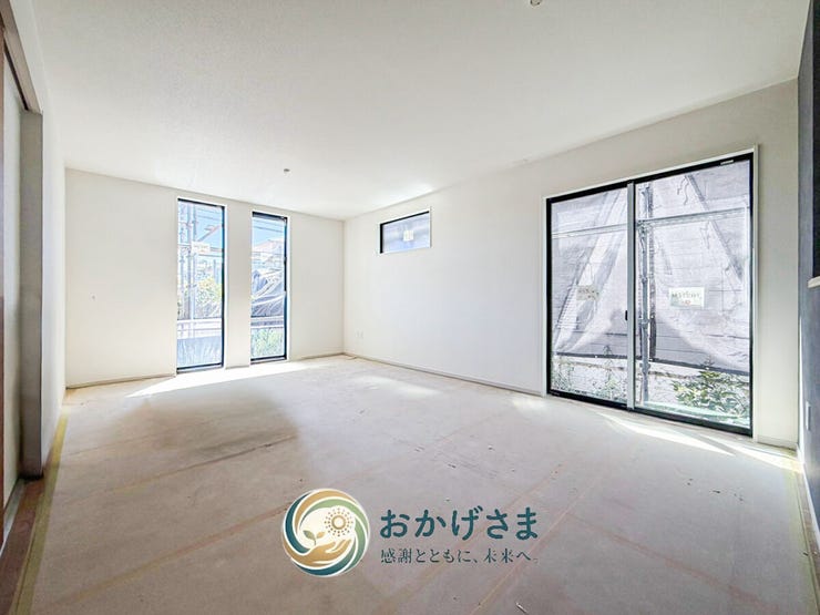 【リビング】
大きな掃き出し窓から心地よい光が差し込むリビング。家族が自然と集まるゆとりある広さです。