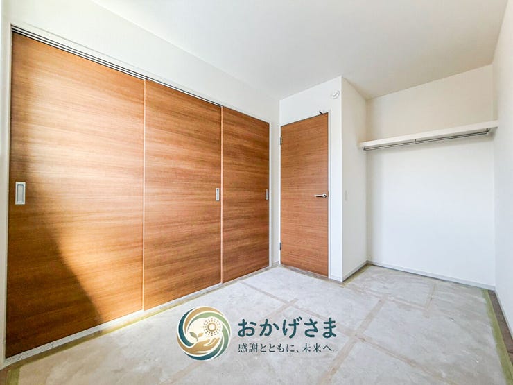 【洋室】
3枚引き戸の収納とハンガーパイプ付きスペースを備えた洋室。お部屋を広く効率的に使えます。