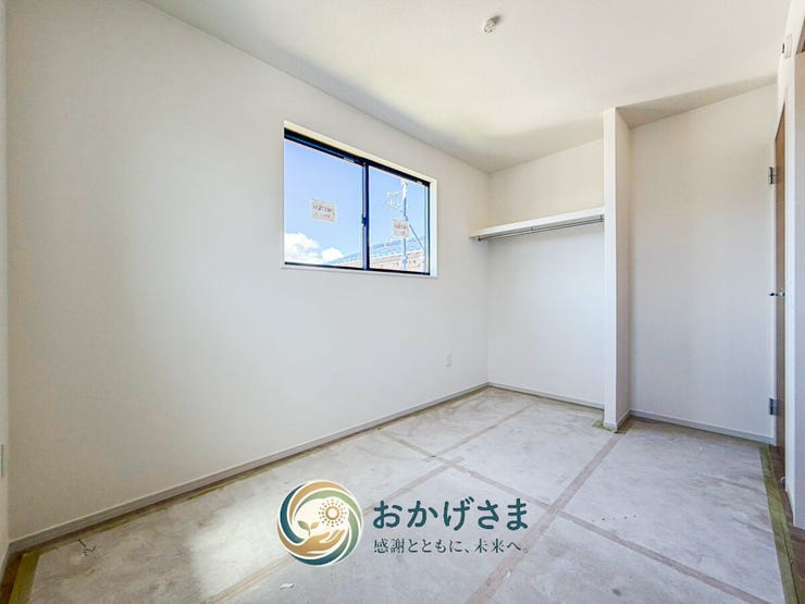【洋室】
青空が覗く窓が心地よい明るい洋室。オープンタイプの収納があり、衣類の整理整頓もスムーズです。
