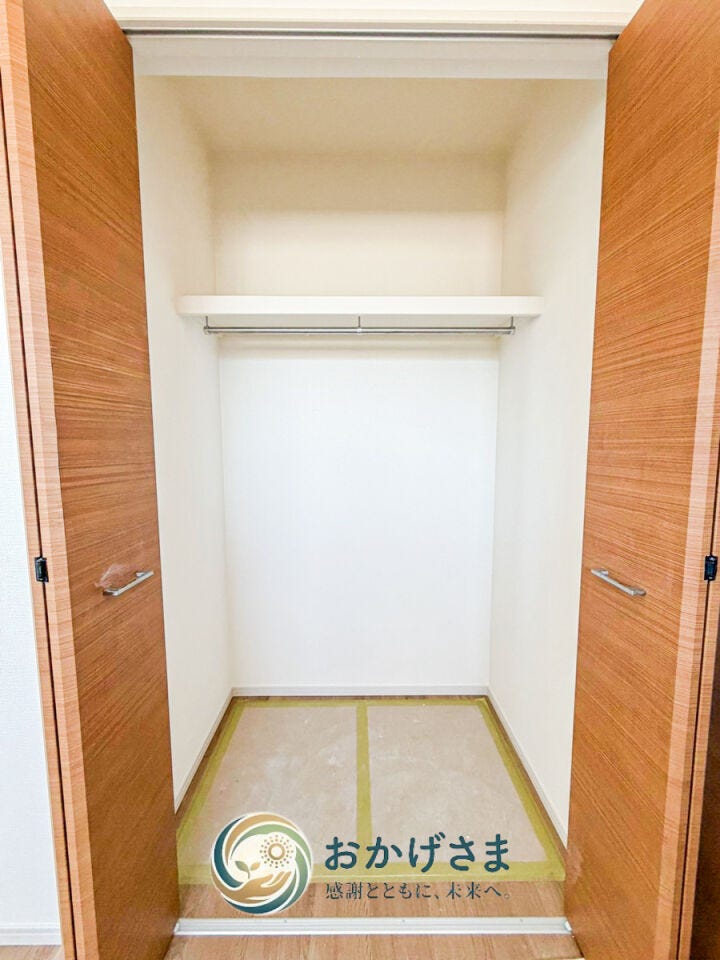 【クローゼット】
両開きの扉で中の荷物が見渡しやすく出し入れもスムーズ。上部の棚も有効活用できるクローゼットです。