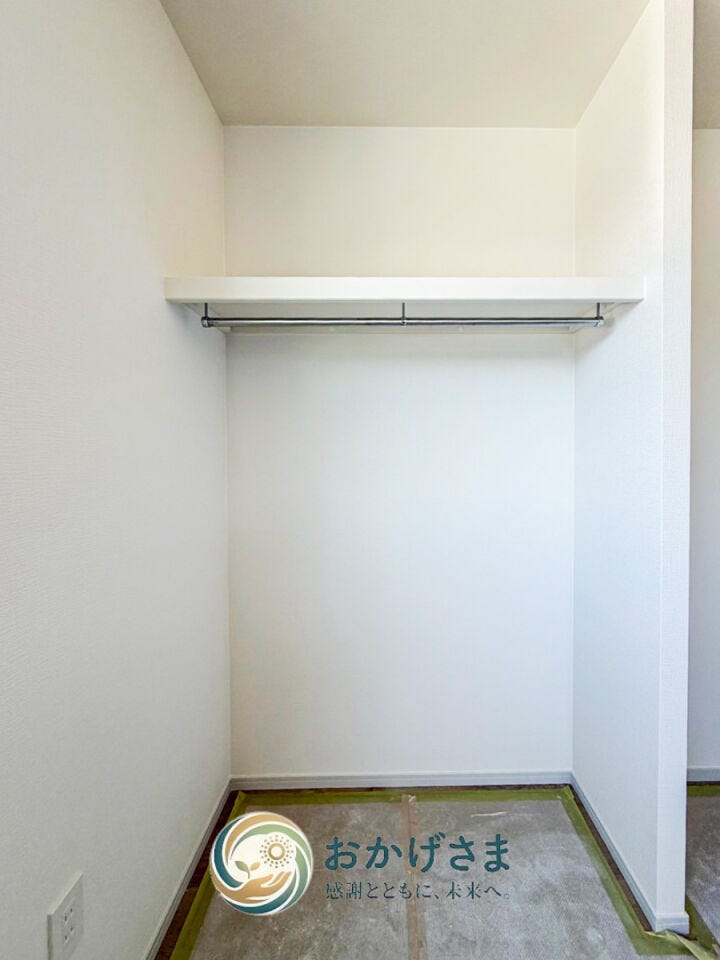 【ウォークインクローゼット】
服を掛けやすいハンガーパイプと枕棚を備えた収納空間。コートやロング丈の衣装も綺麗に収まります。