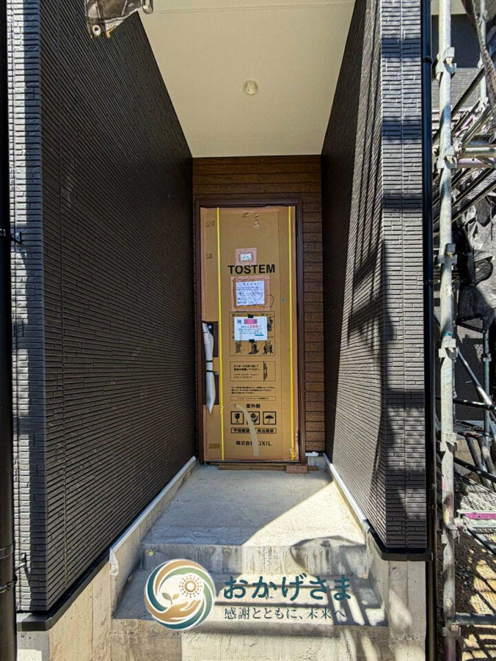 【玄関アプローチ】
シックな外壁が高級感を演出する玄関ポーチ。深い軒があるため、雨の日もゆとりを持って出入りできます。