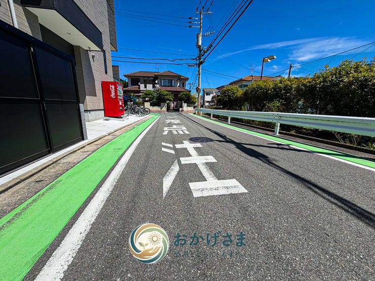 【前面道路】
広々としており、お車のすれ違いもスムーズに行える前面道路。日当たりも良く開放感のある住環境です。