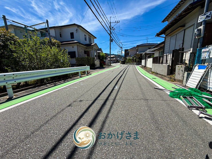 【前面道路】
緑色の路側帯が整備された見通しの良い前面道路。歩行者にも配慮された、安全で落ち着いた周辺環境です。
