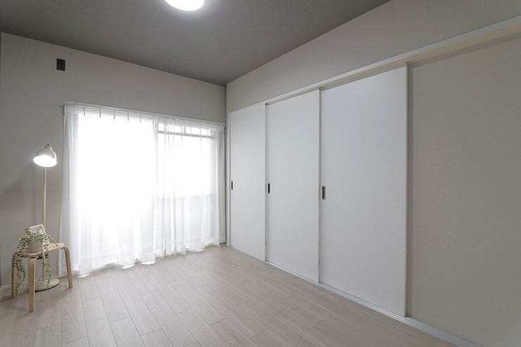 設置されている家具・小物・照明はディスプレイ用です。
家具・照明付き販売ではございません。