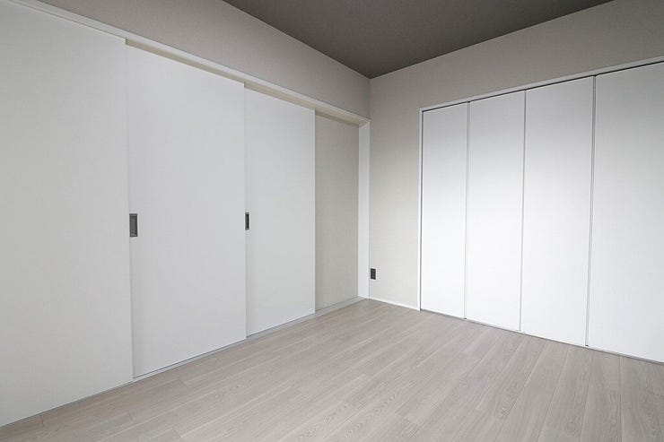 設置されている家具・小物・照明はディスプレイ用です。
家具・照明付き販売ではございません。