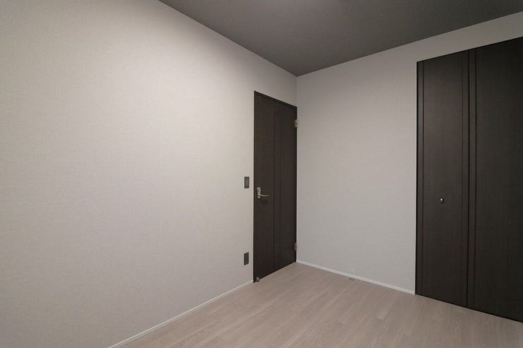 設置されている家具・小物・照明はディスプレイ用です。
家具・照明付き販売ではございません。