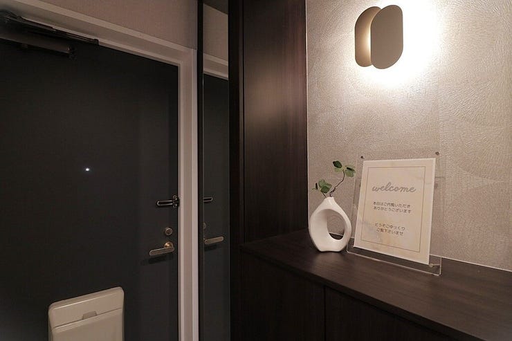 設置されている家具・小物・照明はディスプレイ用です。
家具・照明付き販売ではございません。