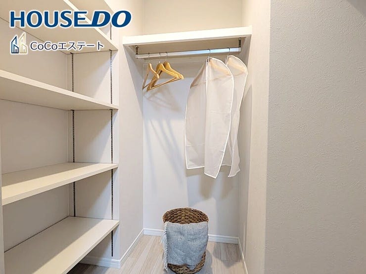 □■収納■□
ウォークインクローゼット♪
普段使いのお洋服や小物はもちろん、シーズンオフのものまでしっかり収納できる頼もしいスペースです。