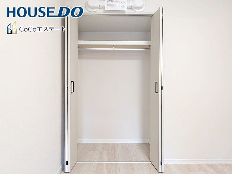 □■収納■□
5帖の洋室の収納です♪
各部屋にクローゼット完備。
ゆとりの収納で、お部屋がスッキリ片付きます。