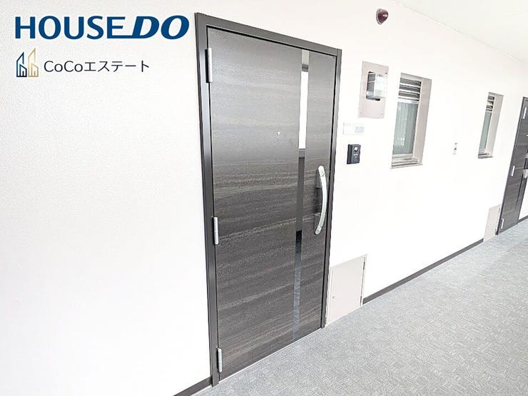 □■玄関■□
いつでもスッキリとした玄関でお出迎え♪
散らかりがちな玄関がスッキリ片付く収納力の高い玄関収納が備え付けられてます。