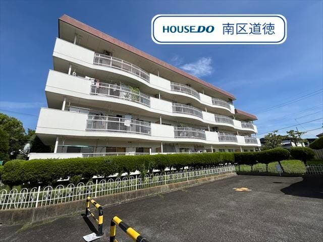 【外観】
4階建て1階部分の角部屋にあたります。
名鉄名古屋本線/本笠寺駅 徒歩約10分、JR東海道本線/笠寺駅 徒歩約16分と2沿線利用が可能です◎