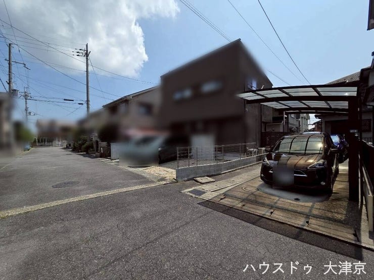 大切な愛車を雨や日差しから守るカーポート完備!前面道路も広く、スムーズに駐車できます。