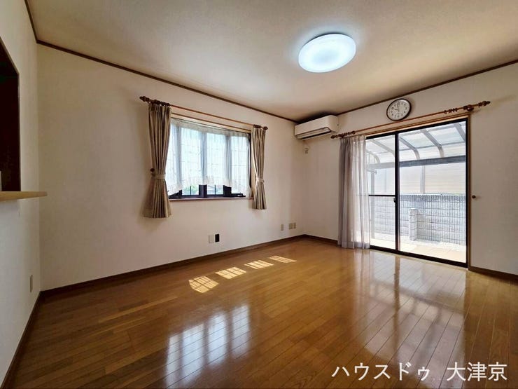 2面採光で風通り・陽当たりともに良好なリビングスペース。家族みんながゆったり寛げる広さです。