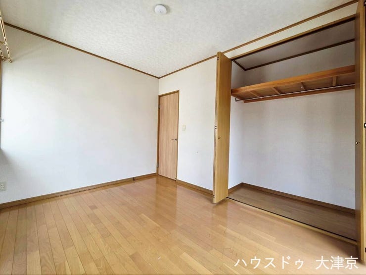 大容量クローゼット完備で室内すっきり!使い勝手の良いシンプルな洋室空間です。