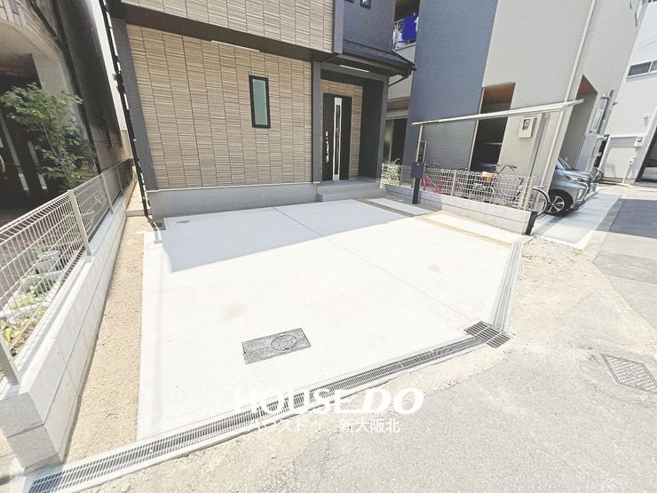 ■ゆとりのある駐車スペースを確保。間口が広く、車の出し入れがしやすい設計です。自転車やバイクを置くスペースとしても活用できます!