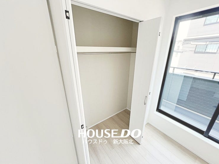 ■大容量のクローゼット!
■お洋服はもちろん、小物や季節家電も収納できてお部屋がスッキリと片付きます!
■造り付けのクローゼットは地震の揺れで倒れる心配がなく、防災面でも安心です!