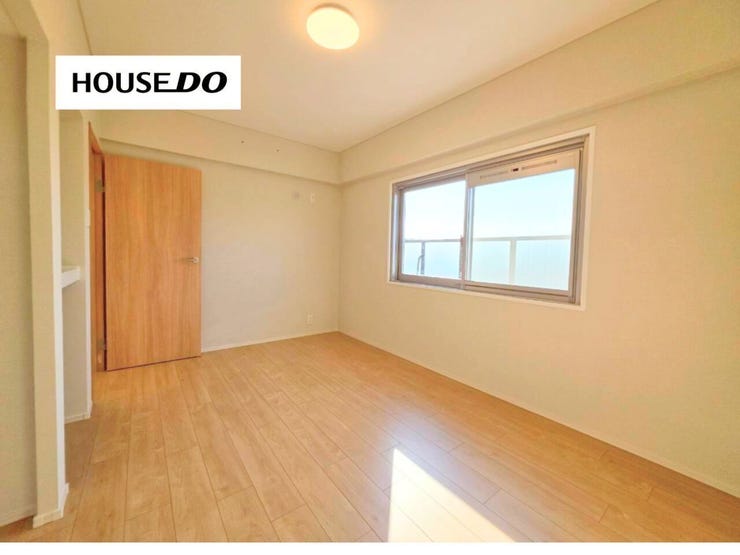 明るい光が差し込む洋室③です。すっきりとした形のお部屋で家具の配置がしやすく、寝室や子ども部屋、ワークスペースとしても使いやすい空間です。リフォーム済みで清潔感があり、窓からの採光も魅力です。