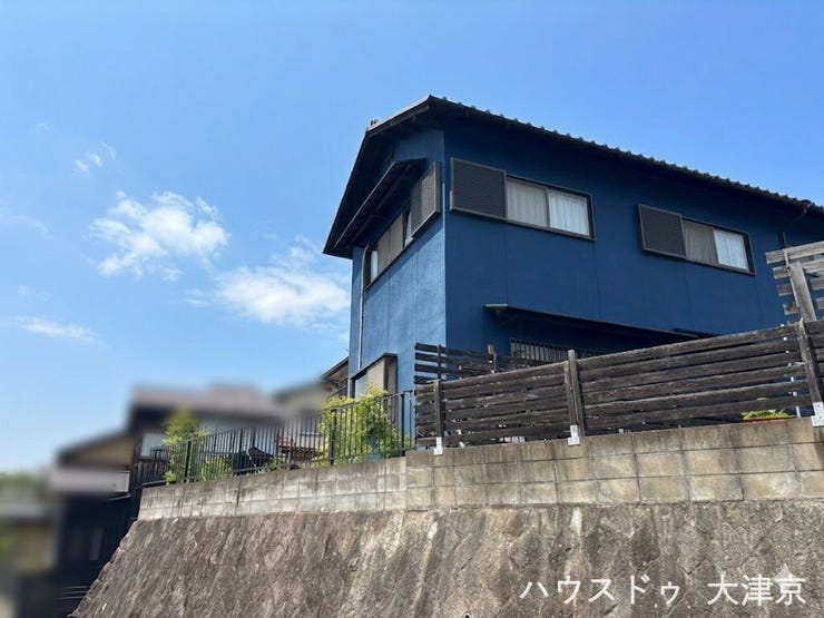 高台につき陽当たり・通風良好。心地よい光が差し込む好立地。