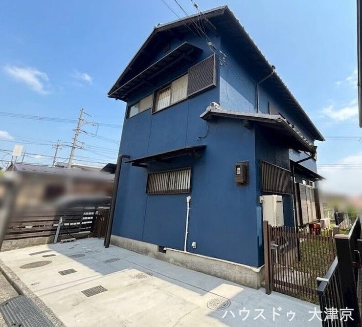 青空に映える外観とすっきりとした駐車場スペースが魅力。