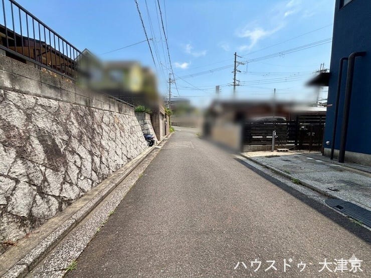 面道路は約4m。すっきりとした見通しで駐車もスムーズ。
