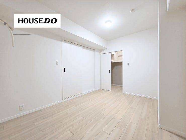 淡い木目のフローリングが優しい印象の洋室。クローゼット付きで、居住空間をすっきり保てます。