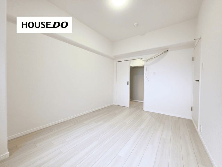 ウォークインクローゼットに直結した洋室。寝室や子ども部屋、在宅ワークスペースなど多用途に使えます。