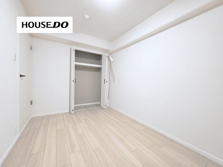 淡い木目のフローリングが優しい印象の洋室。クローゼット付きで、居住空間をすっきり保てます。