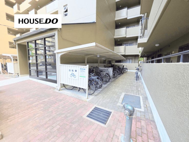 雨や直射日光から自転車を守りやすい屋根付き駐輪場。日々の移動に自転車を使うご家庭にも便利です。