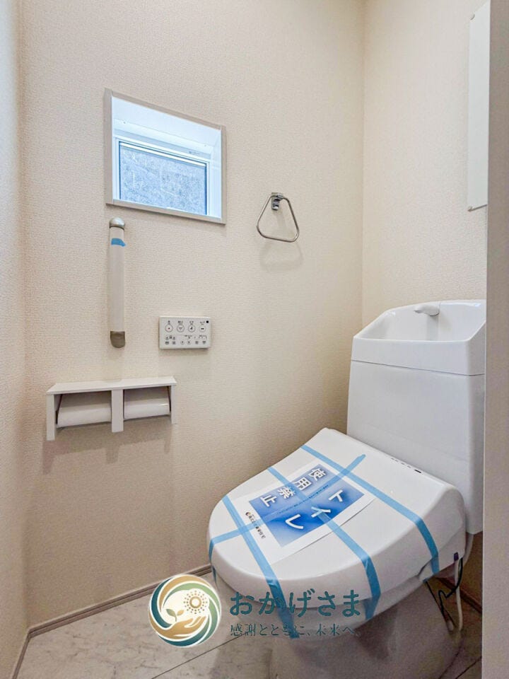 【トイレ】
手すりやリモコン完備の使いやすいトイレ空間。高窓からの採光により明るく清潔感があります。