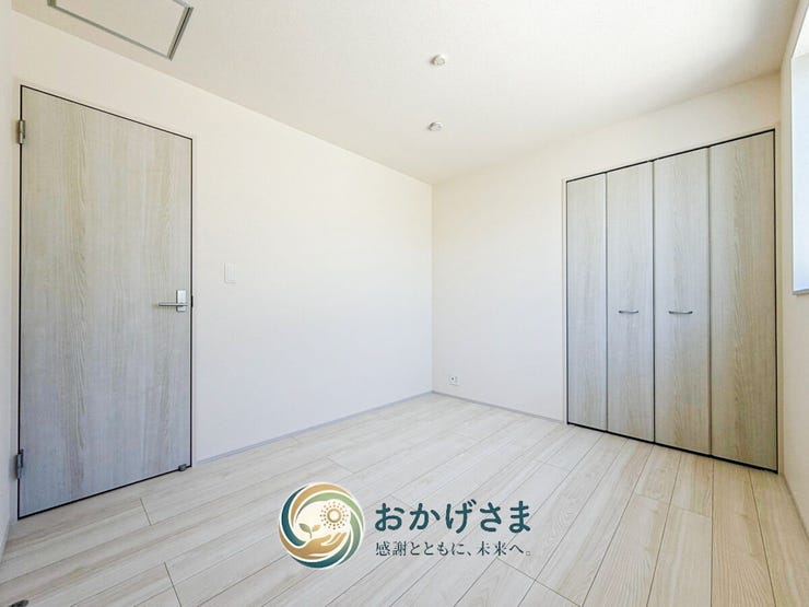 【洋室】
大容量のクローゼットを設置したシンプルな洋室。お部屋のすみずみまで有効活用できます。