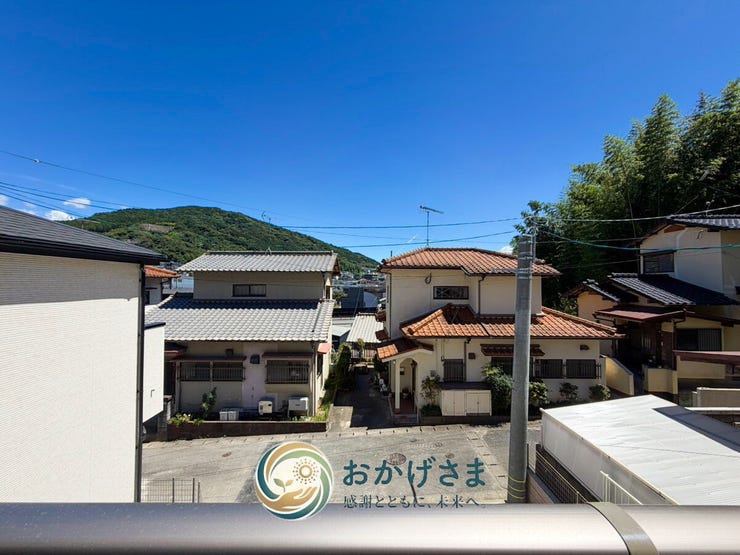 【眺望】
澄み渡る青空と緑豊かな山々を望む爽快な景観。開放感あふれる心地よい風が吹き抜けます。